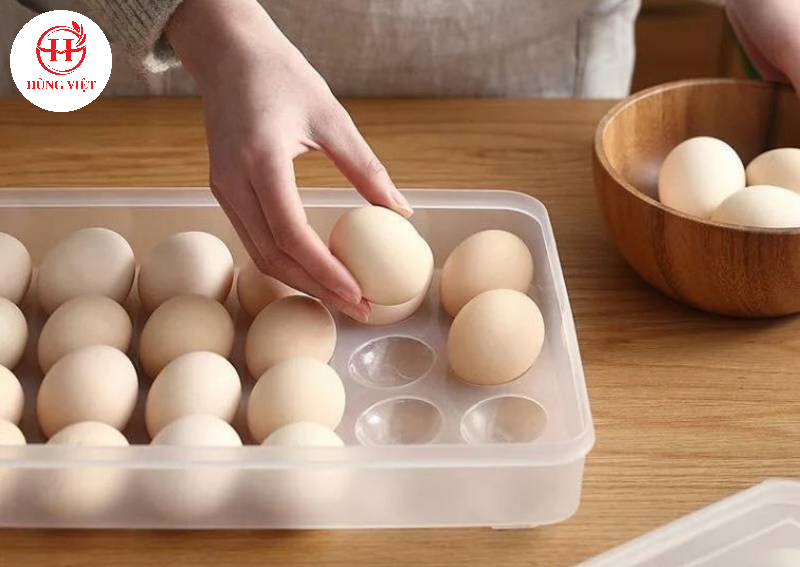 Giữ đầu to của trứng quay lên trên