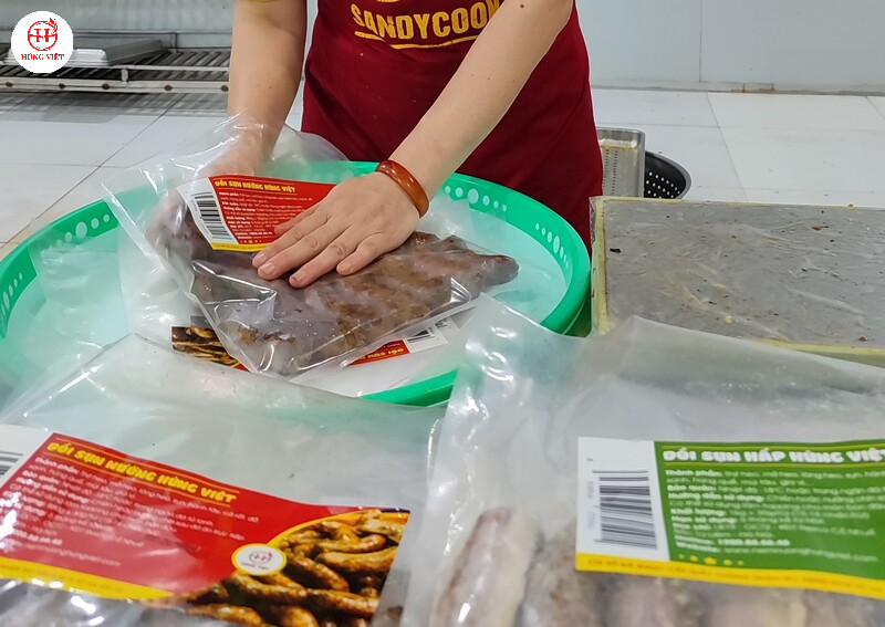 Dồi sụn được chế biến dưới quá trình nghiêm ngặt của những công nhân lành nghề