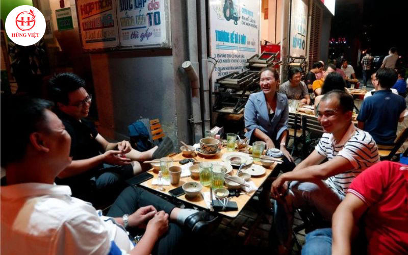 Đối tượng khách hàng mục tiêu của quán nhậu bình dân.