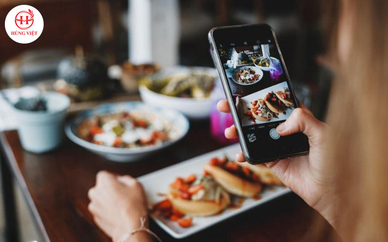 Marketing thông qua các nền tảng online giúp thu hút khách hàng.