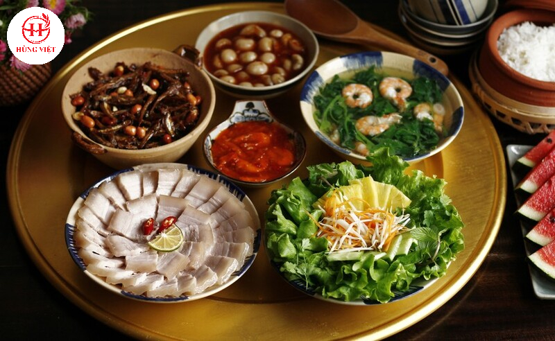 Mâm cơm Huế bình dị thân thương