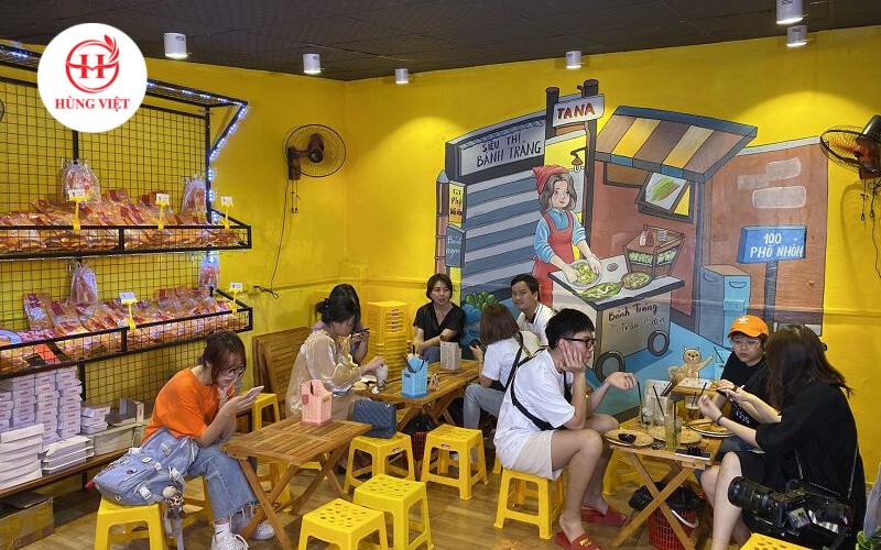 Trang trí quán nổi bật với tone màu vàng và những hình vẽ dễ thương