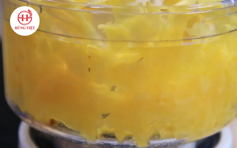Xay nhuyễn dứa cùng lượng nước vừa đủ đến khi dứa đạt độ sánh nhất định