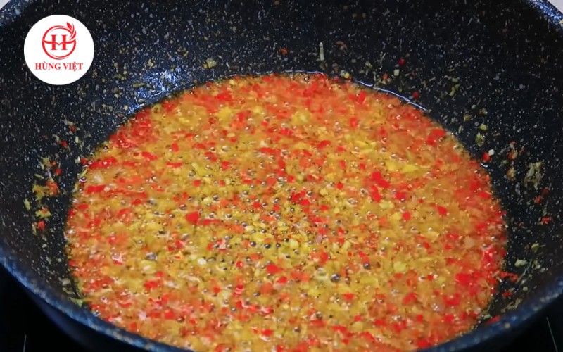 Phi thơm các nguyên liệu đã chuẩn bị trong dầu nóng