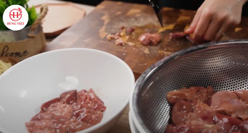 Cắt nhỏ gan gà