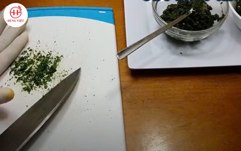 Cắt nhỏ lá chanh cho vào hỗn hợp