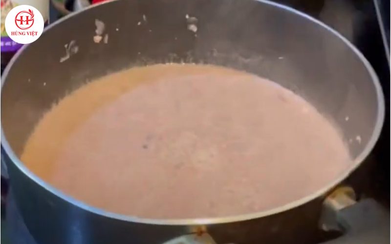 Cho gan heo xay nhuyễn vào chảo