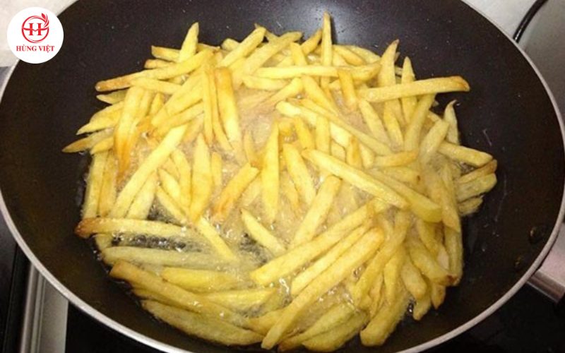 Cho khoai tây vào chảo