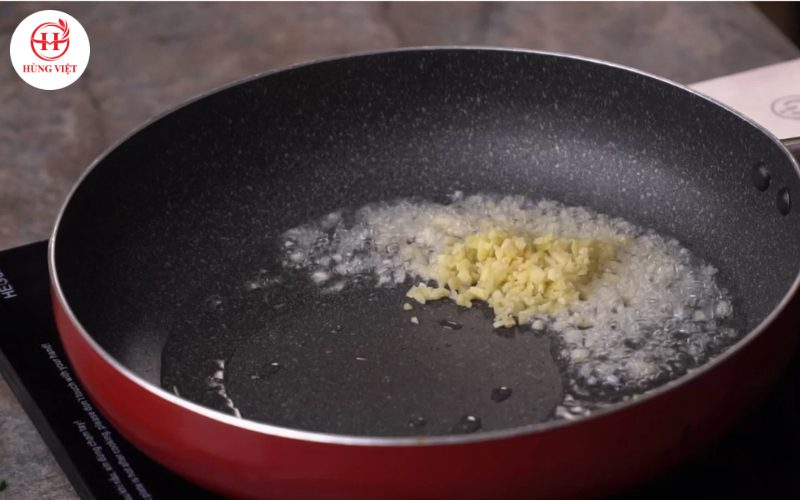Cho tỏi băm vào chảo
