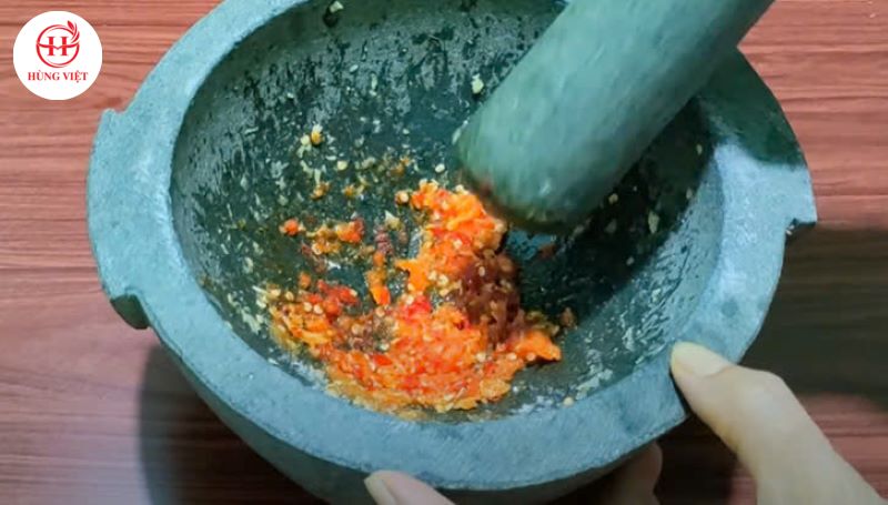 Giã nhuyễn tỏi, ớt