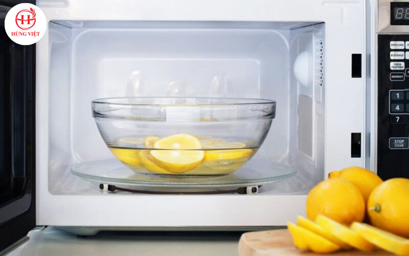 Khử mùi lò vi sóng bằng chanh 