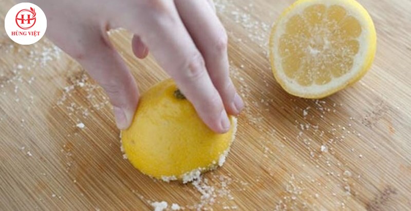 Làm sạch bề mặt với chanh, muối