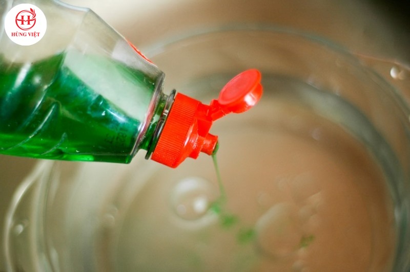 Làm sạch dầu mỡ bằng xà phòng