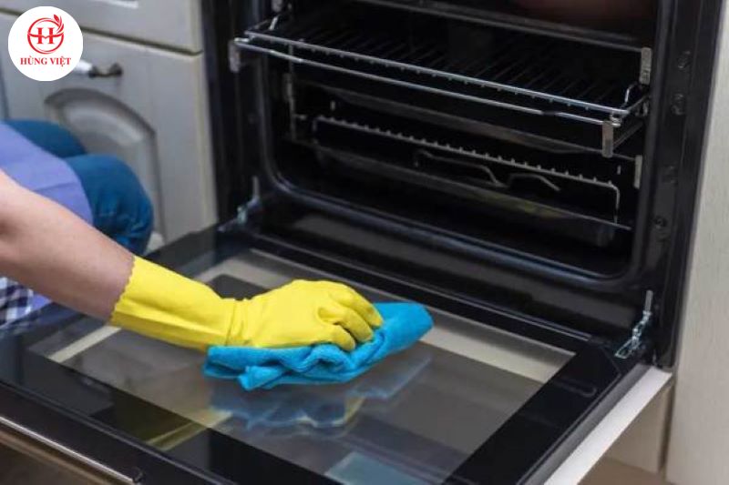 Làm sạch kính lò nướng thường xuyên 