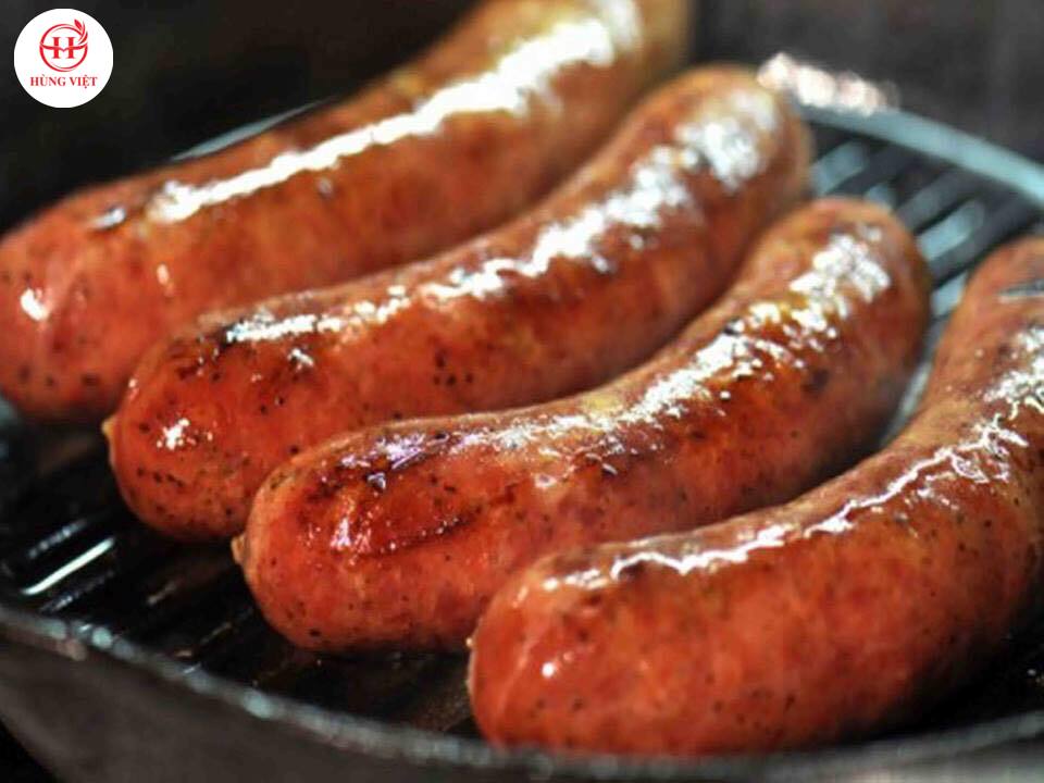 Lạp xưởng bóng hơn khi phết dầu