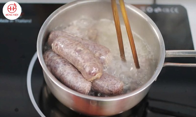 Luộc sơ qua lạp xưởng tươi