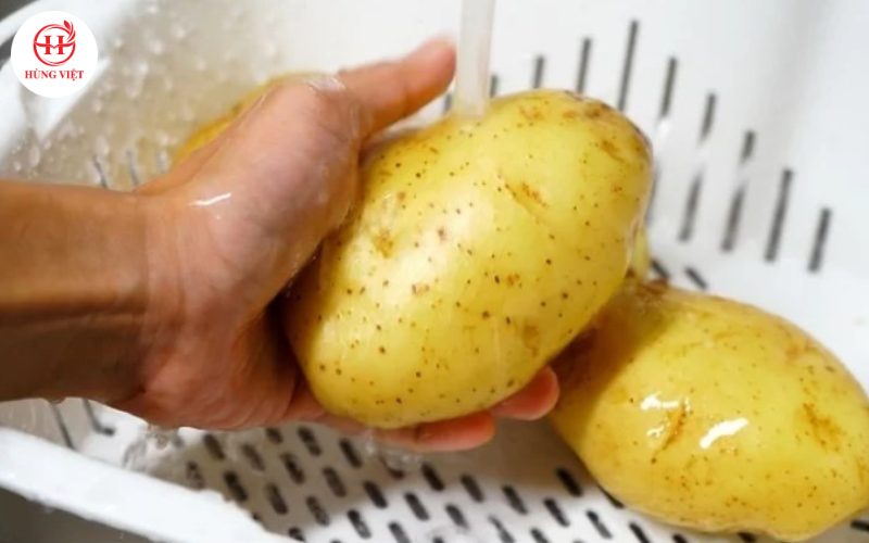 Rửa khoai tây