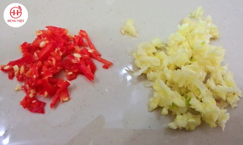 Sơ chế tỏi ớt