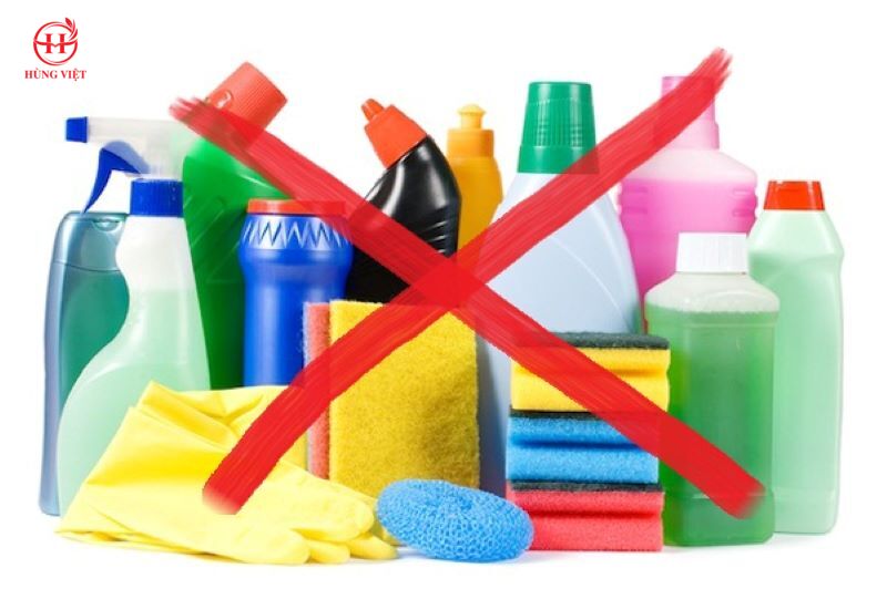 Tránh sử dụng chất tẩy rửa mạnh