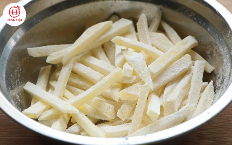 Trộn bột vào khoai tây
