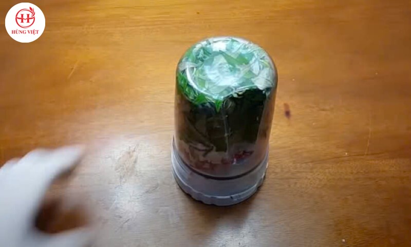 Xay nhuyễn các nguyên liệu làm muối ớt rau răm