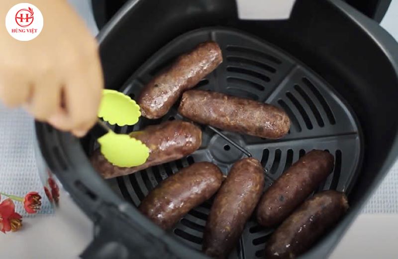 Xếp lạp xưởng vào nồi