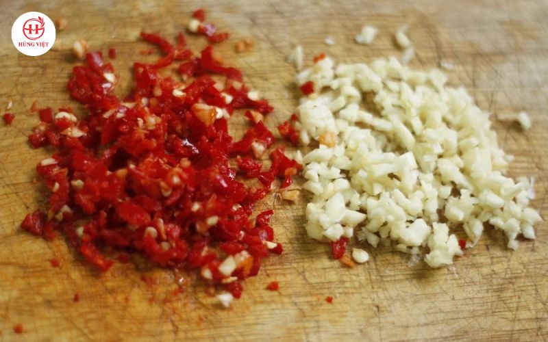Băm nhuyễn tỏi ớt