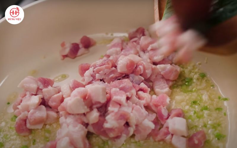 Xào săn ba chỉ trên lửa vừa