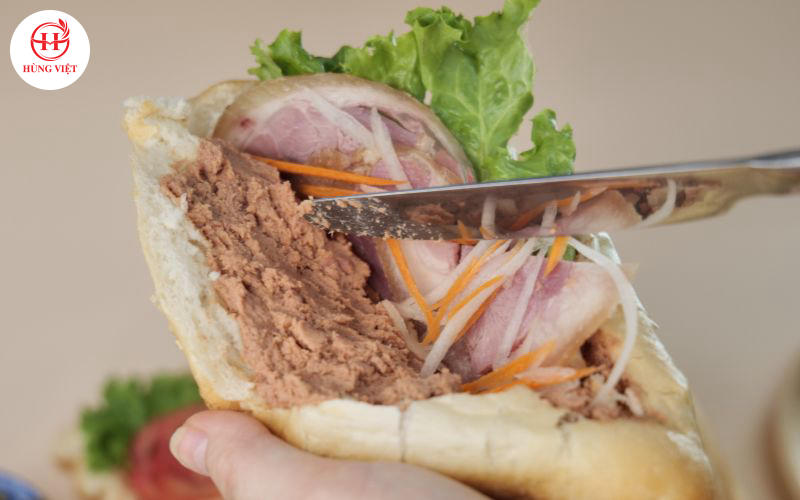 Chủ quán cần xác định số vốn đầu tư khi kinh doanh bánh mì.