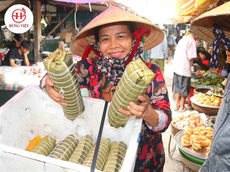 Các món ăn Tết như bánh tét luôn được săn đón, mang về doanh thu cao