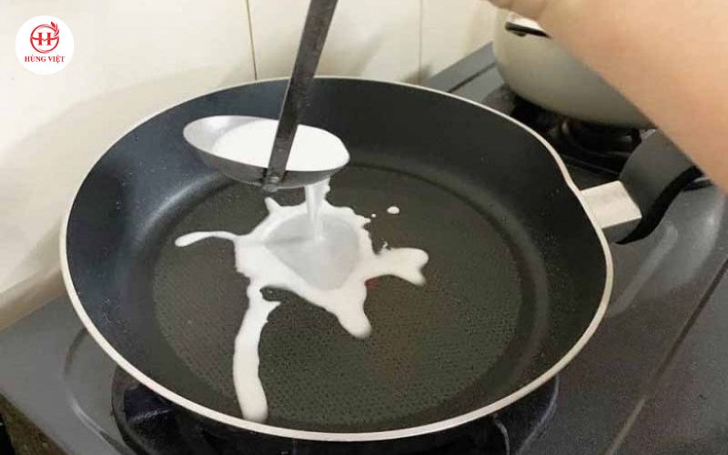 Chảo chiên bánh bột lọc Huế