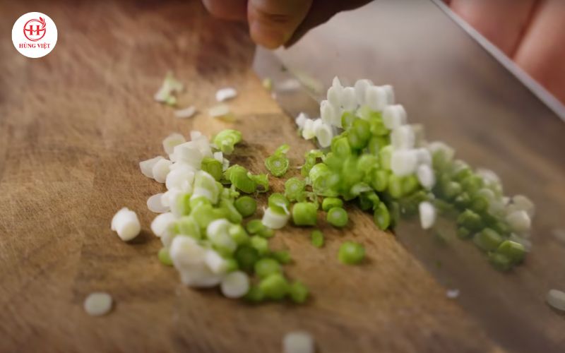 Băm nhỏ hành lá