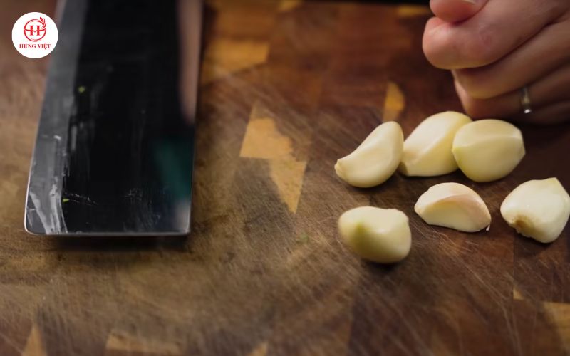 Băm nhuyễn tỏi ớt