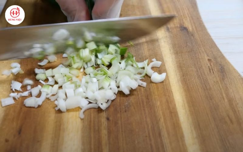 Đập dập và băm nhuyễn tỏi