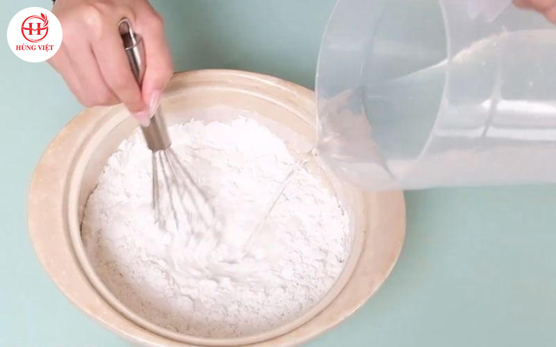 Khuấy đều bột gạo nếp cùng nước.