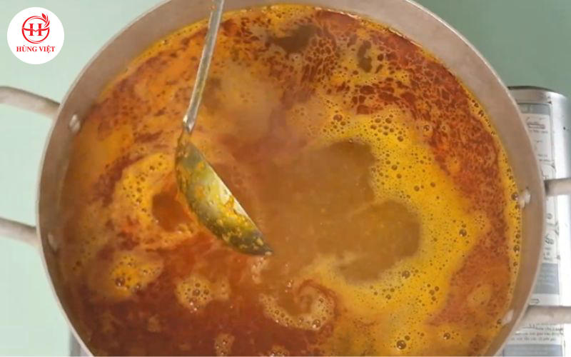 Đổ cốt chấm Nha Trang vào nồi và khuấy đều.