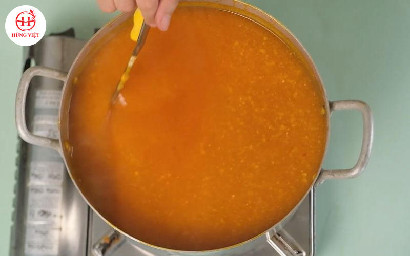 Đổ cốt chấm Nha Trang vào nồi và khuấy đều.