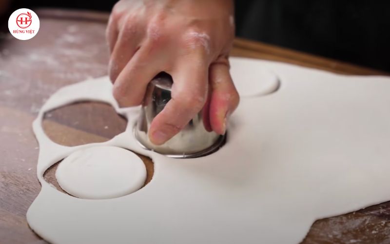 Đổ từng thìa nước nóng vào bột