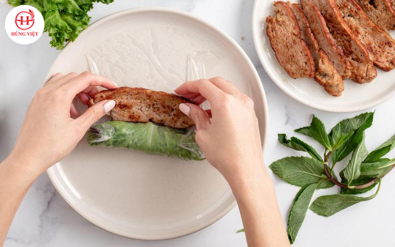 Đảm bảo cuốn gỏi chắc và đều tay.