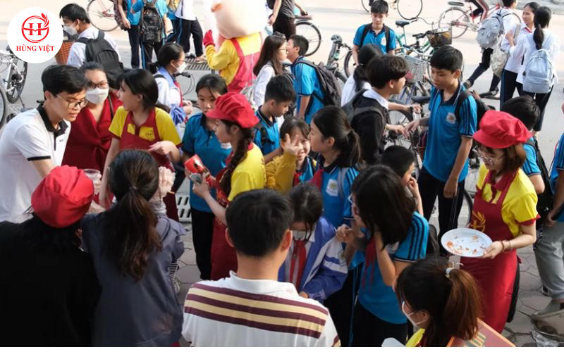 Địa điểm kinh doanh gần trường học giúp thu hút đông đảo thực khách.