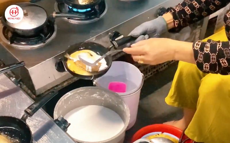 Đổ bột bánh xèo 