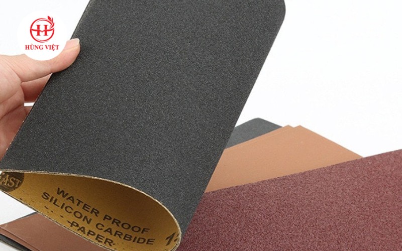 Chuẩn bị giấy nhám mịn để vệ sinh nồi