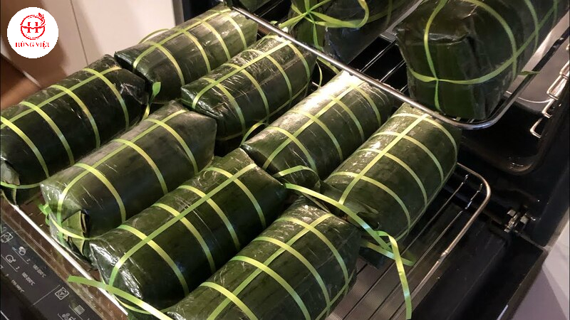 Giò được gói trong lá chuối trước khi đem hấp