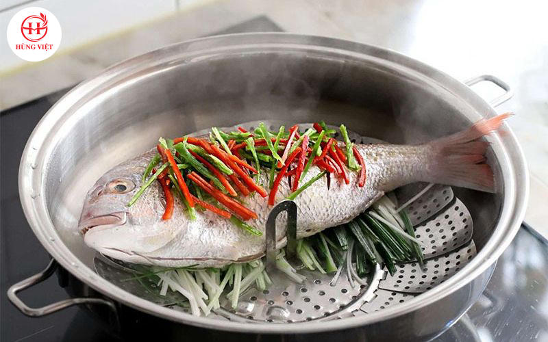 Hấp cách thủy bằng nồi rất tiện lợi.