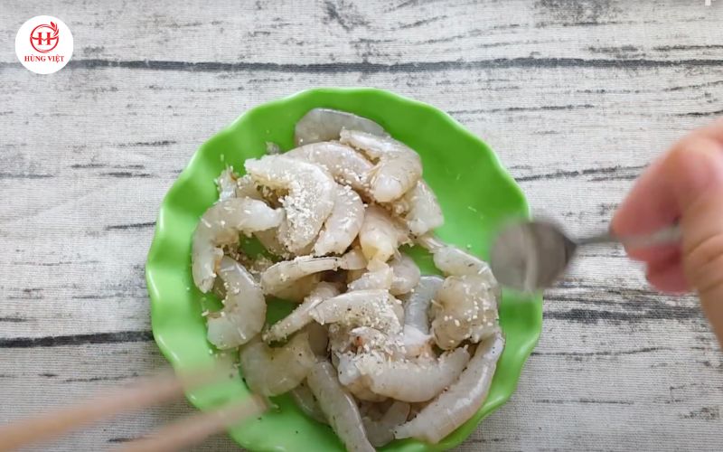 Ướp tôm với gia vị