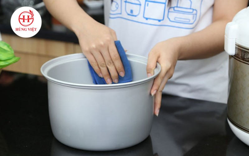 Nhẹ nhàng lau quanh lớp vỏ nồi