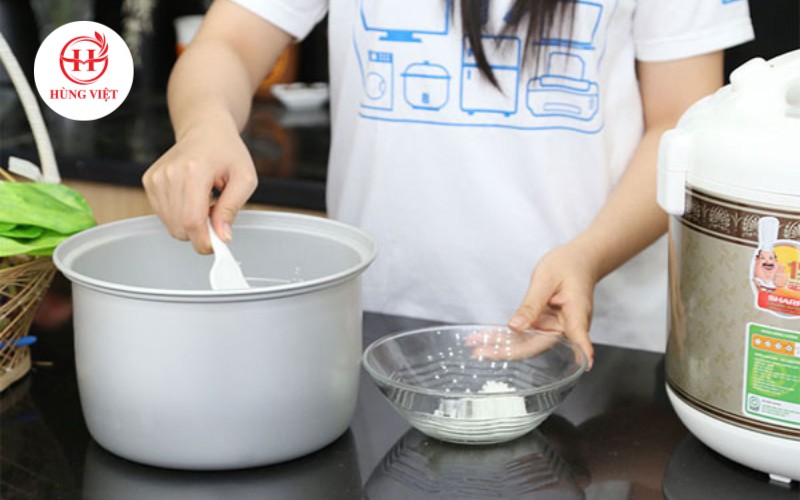 Dọn sạch phần cơm còn lại trong nồi