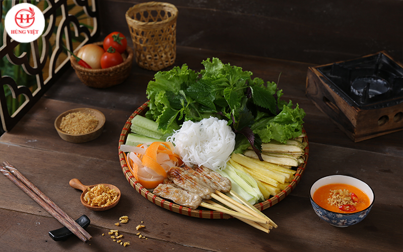 Trình bày món nem lụi Huế