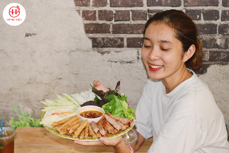 Trình bày món nem nướng Nha Trang