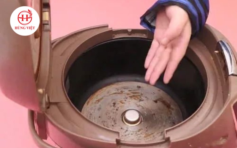 Mùi hôi và vi khuẩn tích tụ gây mất vệ sinh, giảm chất lượng cơm